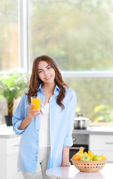 woman drinking orange juice - Фото, зображення