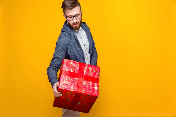 Male holding big present box - Foto, afbeelding