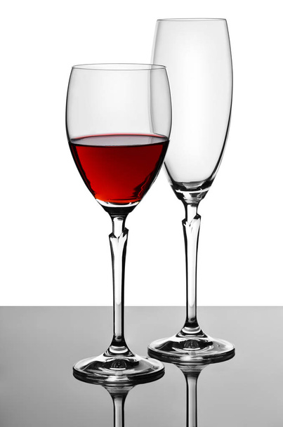 sklenice s vínem a prázdné sklenice na šampaňské - Fotografie, Obrázek
