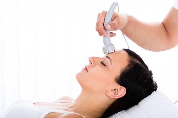 Woman Receiving Microdermabrasion Therapy - Foto, imagen