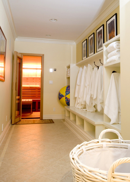 vestiário com roupões de banho toalhas
 - Foto, Imagem