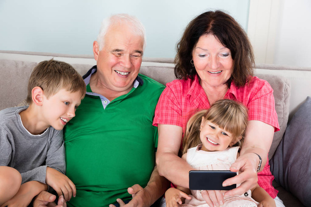 Isovanhemmat ja lastenlapset viettävät aikaa yhdessä
  - Valokuva, kuva