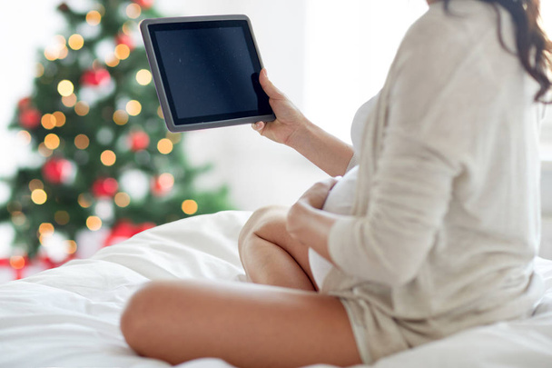 close up of pregnant woman with tablet pc at home - Foto, Bild