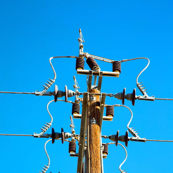 オマーンで電気ケーブル木パイロン エネルギーと現在の行  - 写真・画像