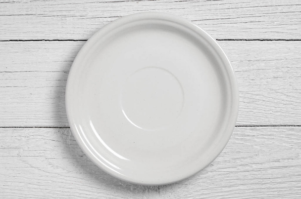 Тарелка на столе  - Фото, изображение