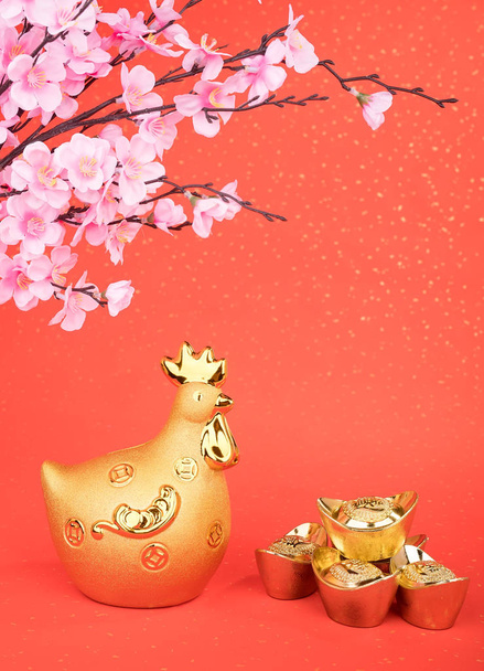 2017年は鶏の年、装飾付きの金の鶏、中国の書道は良い祝福を意味します. - 写真・画像