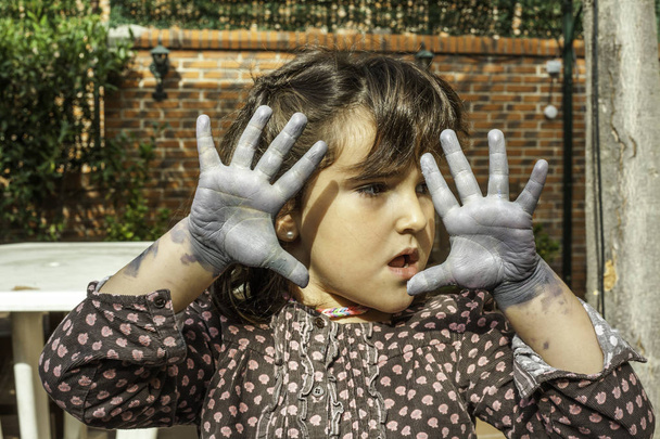 Expressive fille portrait agissant avec les mains peintes
 - Photo, image