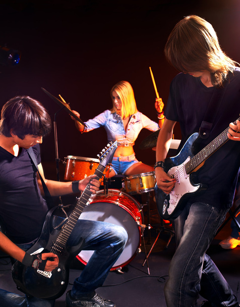 Gruppe spielt Gitarre. - Foto, Bild