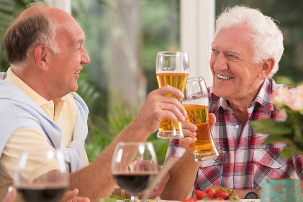 Senior friends drinking a beer - Φωτογραφία, εικόνα