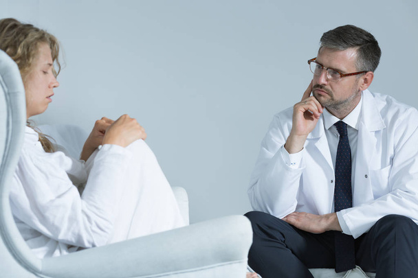 Anxious woman with a psychiatrist - Foto, afbeelding