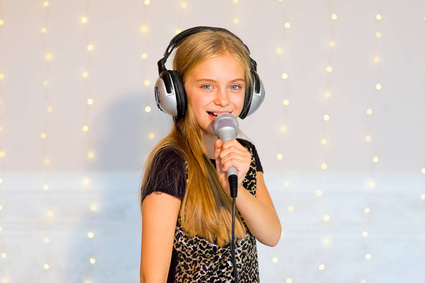 Girl singing on karaoke - Foto, Bild
