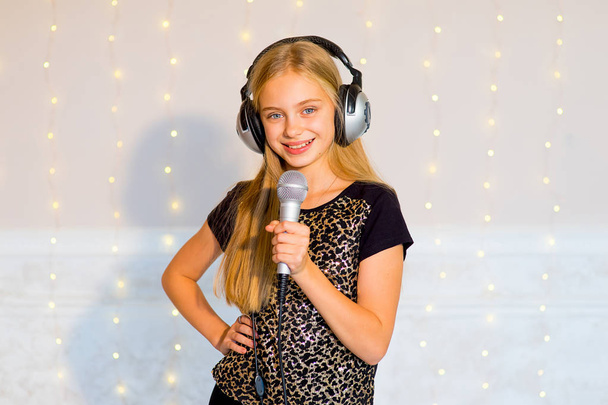 Girl singing on karaoke - Fotó, kép