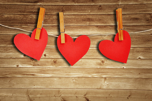 Três corações de papel pendurados na corda
 - Foto, Imagem