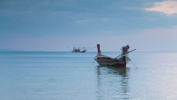 Pequeño barco de pesca en el horizonte del océano
 - Foto, Imagen