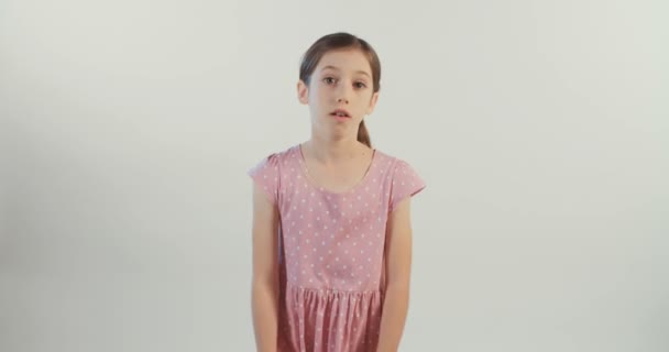 Pieni tyttö poseeraa emotionaalisesti
 - Materiaali, video