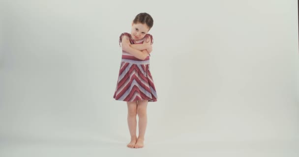Mała dziewczynka pozowanie emocjonalne - Materiał filmowy, wideo