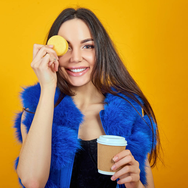 woman with Macaron and coffee - Фото, изображение