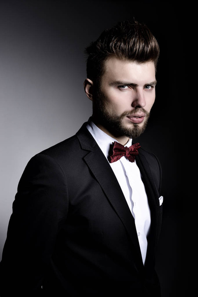 man in elegant black suit - Fotoğraf, Görsel