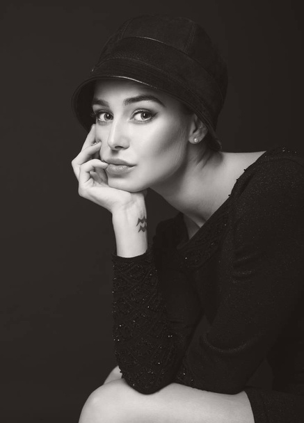 Fashion woman in black hat - Φωτογραφία, εικόνα