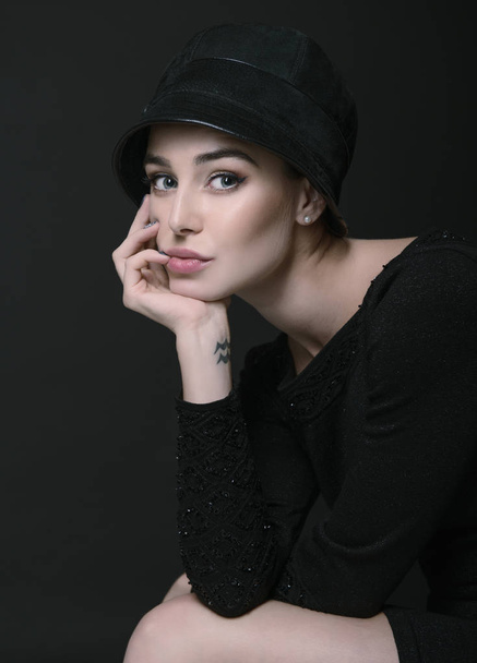 Fashion woman in black hat - Fotoğraf, Görsel