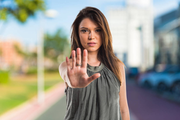 Jeune fille faisant stop signe
 - Photo, image