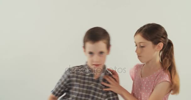 Niño y niña peleando
 - Imágenes, Vídeo