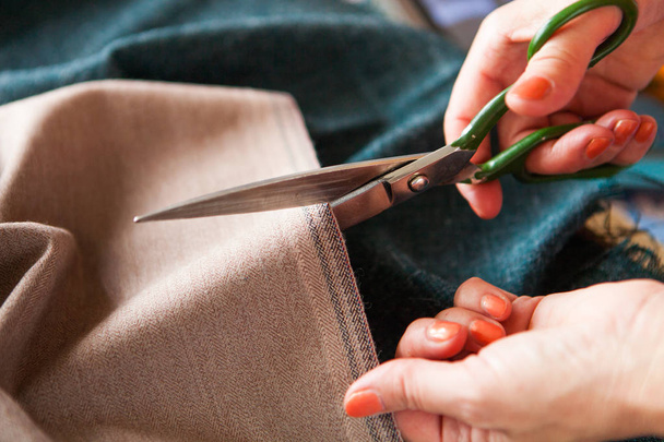 Tailor. Hands notch tailor tailor's scissors cloth. Close Up.   - Фото, зображення