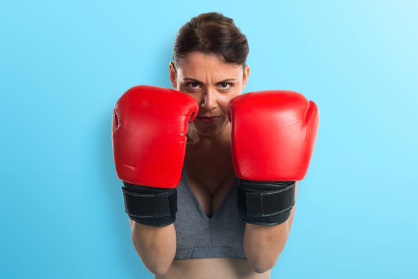 Спортивна жінка з боксерськими рукавичками
 - Фото, зображення