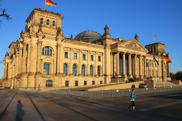 Edifício Reichstag no distrito de Tiergarten
 - Foto, Imagem