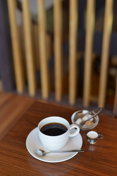 Μαύρο καφέ και ζάχαρη σε γυάλινο μπολ - Φωτογραφία, εικόνα