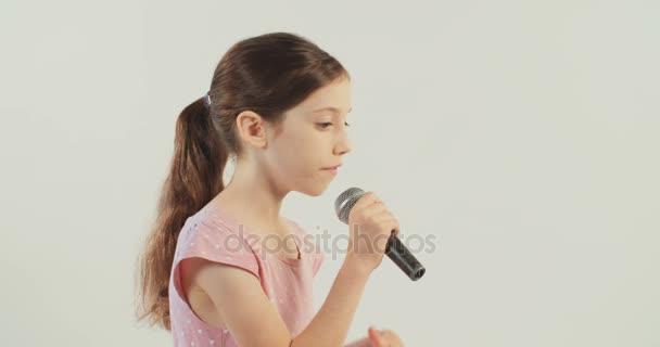 kleines Mädchen singt mit Mikrofon - Filmmaterial, Video