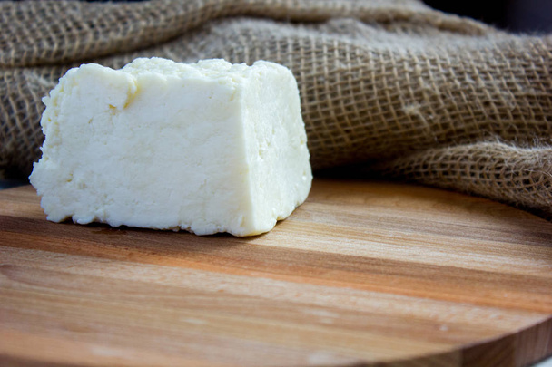 伝統的なインドのチーズ panneer 新鮮なミルク フォームを用意してください。 - 写真・画像