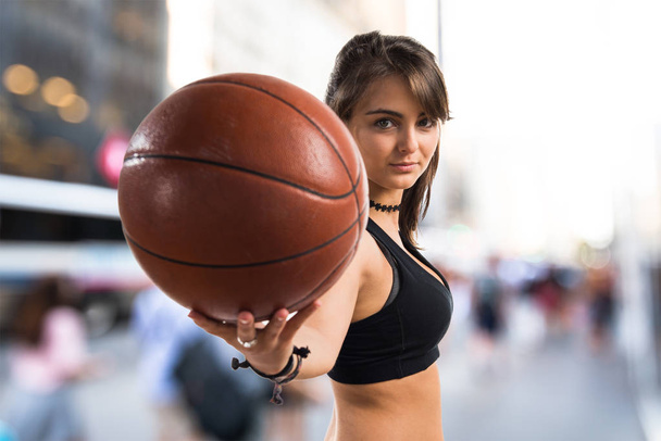 Jovem jogando basquete - Foto, Imagem