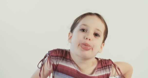Pieni tyttö poseeraa emotionaalisesti
 - Materiaali, video
