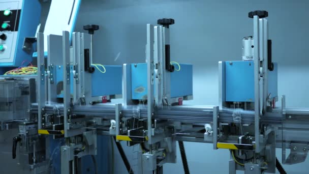 Operação automática da máquina na fábrica
 - Filmagem, Vídeo
