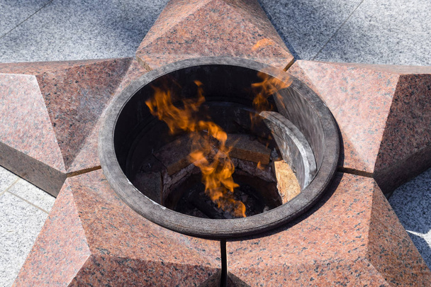 Burning of eternal fire. Five-pointed star made of granite memorial to the memory of killed soldiers - Foto, immagini