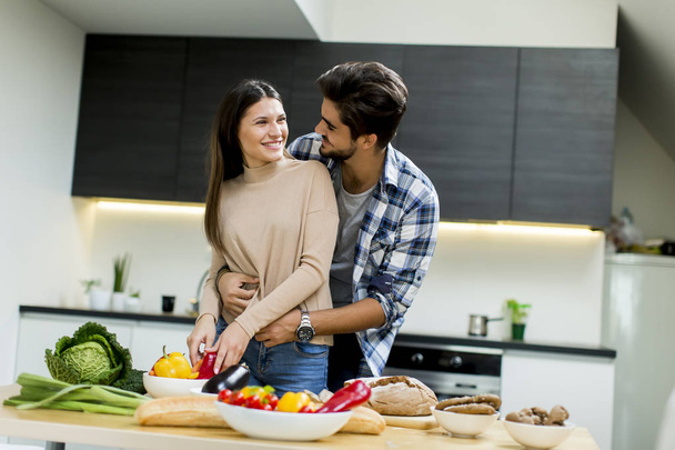 pareja joven en la cocina - Foto, imagen