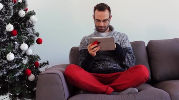 Man shopping online at home - Imágenes, Vídeo