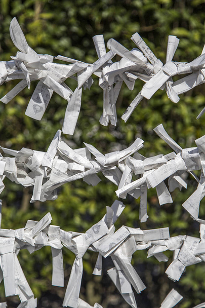 Fortunes paperiliuskoilla Fushimi Inarissa
 - Valokuva, kuva