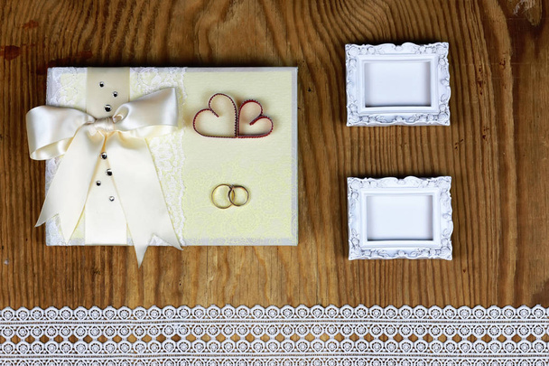 Svatební doplňky a pozvánky na rám lehký dřevěný stůl - Fotografie, Obrázek