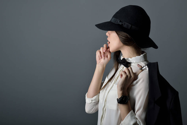woman in black hat - Foto, afbeelding