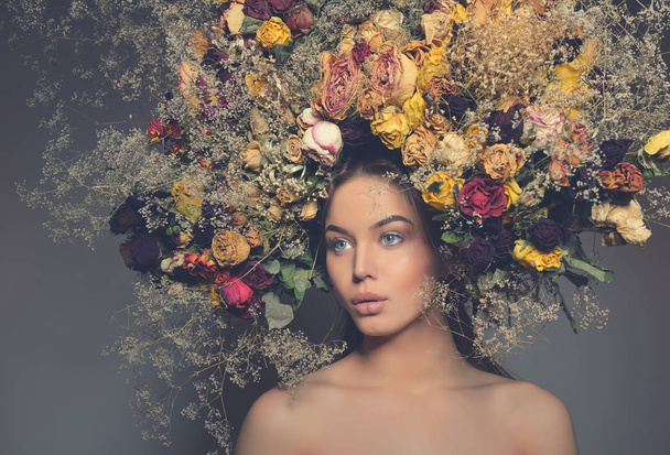 woman with dried flowers - Foto, Bild