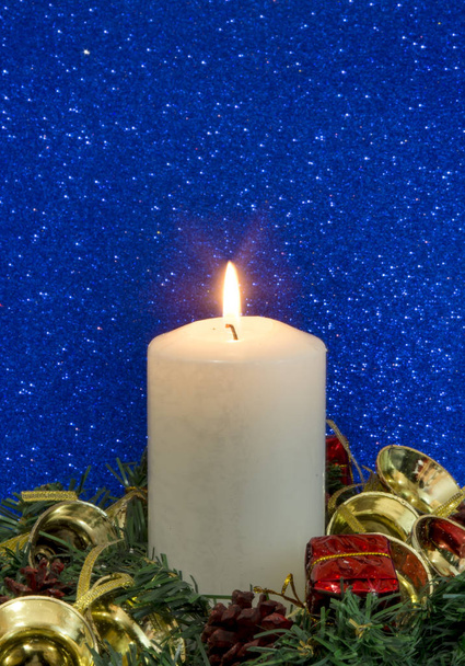 Decorazioni natalizie con candela accesa
 - Foto, immagini
