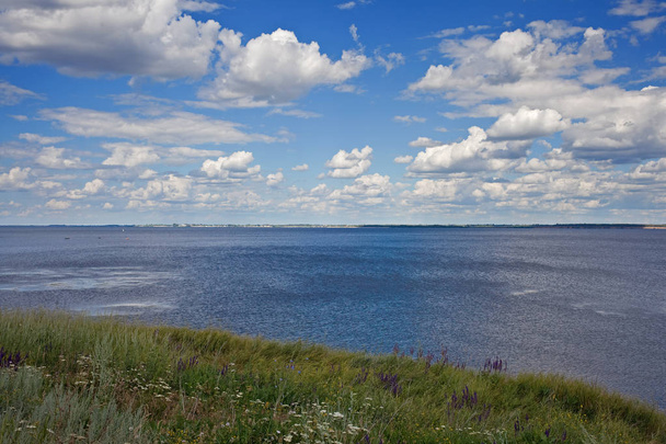 Vista do rio Volga no distrito da cidade de Khvalynsk. Região de Saratov. Rússia
. - Foto, Imagem