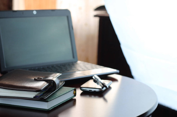biurko z komputerem i telefonem pamiętnik - Zdjęcie, obraz