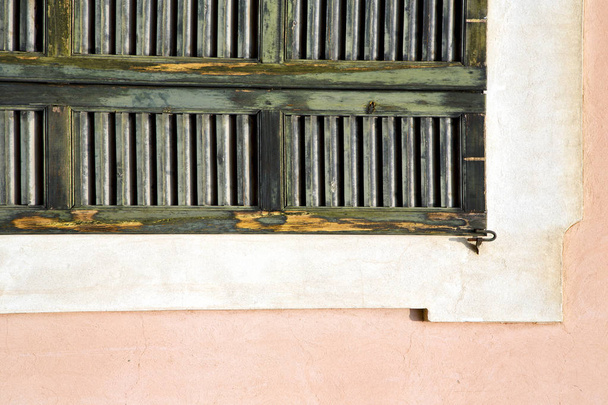 finestra varese n giornata di sole legno veneziano cemento
    - Foto, immagini