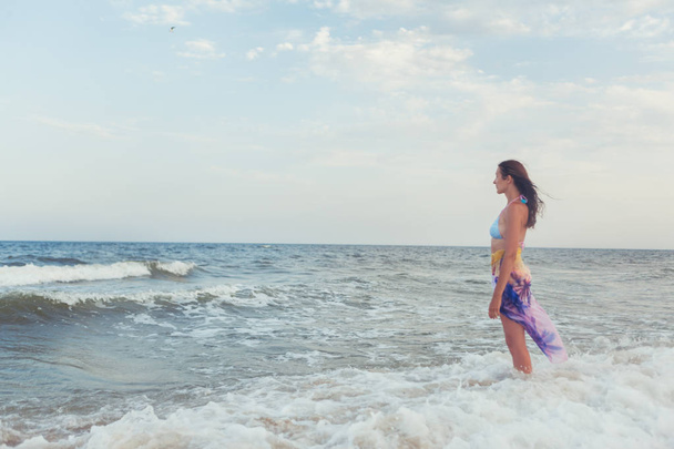 жінка на березі моря
 - Фото, зображення
