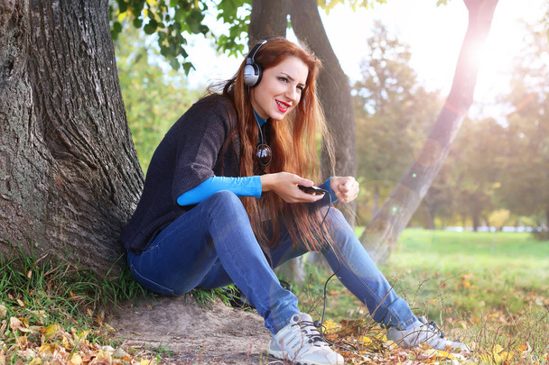 Girl autumn leaves casual player - Foto, imagen
