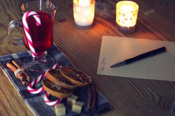 スパイスとテーブルの上のクリスマスの手紙 - 写真・画像