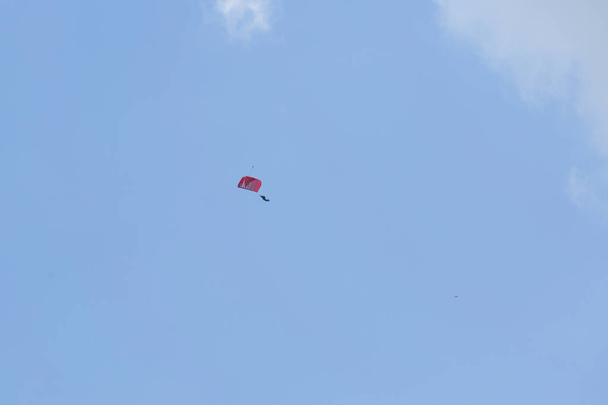 落下傘兵パラシュートでは青い空を飛んでいます。 - 写真・画像